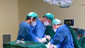 Lấy viên sỏi to như quả trứng gà trong bàng quang cụ ông 98 tuổi