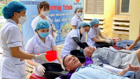 Cắt tóc miễn phí nơi giường bệnh: Nơi lòng người ấm lại