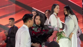 HOT: Văn Hậu tặng hoa hồng đỏ và ôm an ủi Doãn Hải My ngay trên sân khấu Hoa hậu