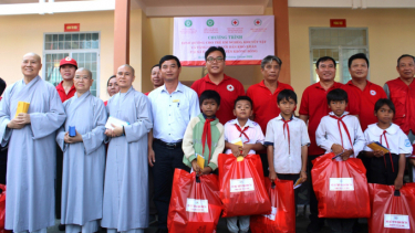 Đắk Lắk: Trao tặng quà cho trẻ em nghèo, khuyết tật và người dân có hoàn cảnh khó khăn