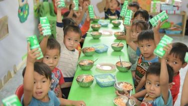 Vinamilk & Quỹ Sữa Vươn Cao Việt Nam năm thứ 17: Thêm nhiều bữa ăn có sữa cho trẻ em