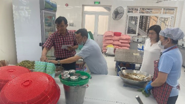 Cần Thơ: Giám sát vệ sinh an toàn thực phẩm bếp ăn tập thể khu công nghiệp tại quận Ô Môi