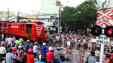 TP. HCM: Thực hiện các giải pháp để hạn chế ùn ứ giao thông qua các điểm giao cắt đường sắt với đường bộ