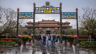 Du khách chọn Hoàng cung Huế du xuân ngày đầu năm mới