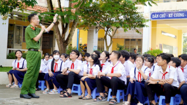 Long An: Tạo đề kháng giúp học sinh nói không với ma túy