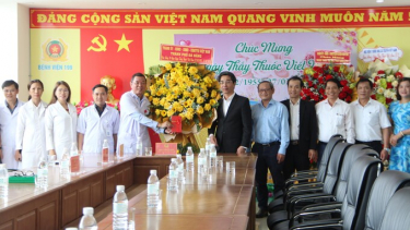 Đà Nẵng: Thăm, chúc mừng Ngày Thầy thuốc Việt Nam