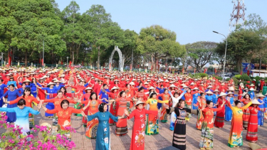 Đắk Lắk: 800 phụ nữ tham gia chương trình “Gặp gỡ tháng 3 – Đồng diễn áo dài”