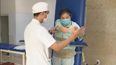 Người phụ nữ liệt hai chân do u tủy ngực hồi phục ngoạn mục sau hơn 2 tháng tập phục hồi chức năng