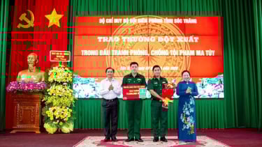 Sóc Trăng: Trao thưởng đột xuất cho lực lượng Biên phòng có thành tích trong phòng, chống ma túy