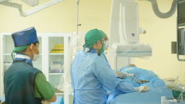 Cụ ông hôn mê trên đường chuyển viện, được cứu sống thần tốc nhờ can thiệp tim khẩn cấp
