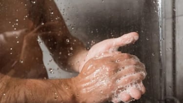 Vệ sinh 'cậu nhỏ' mỗi ngày: Biện pháp đơn giản phòng tránh bệnh lý nam khoa