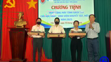 Tiền Giang: Trao tặng máy tính xách tay tiếp sức học sinh, sinh viên khuyết tật, mồ côi