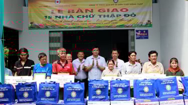 Đồng Tháp: Huyện Tháp Mười bàn giao 15 căn nhà chữ thập đỏ cho hộ nghèo, cận nghèo