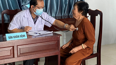 Trường Cao đẳng Y tế Cần Thơ khám bệnh, cấp phát thuốc miễn phí tại huyện Vĩnh Thạnh