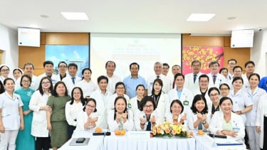 Chủ tịch UBND TP.HCM khen thưởng ê-kíp can thiệp tim bào thai cho sản phụ Singapore