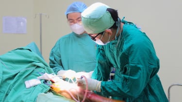 Tin lời 'thần y', người đàn ông 61 tuổi suýt mất mạng vì tiêm thuốc trị đau lưng