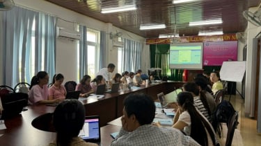 Tập huấn sử dụng sổ theo dõi sức khỏe bà mẹ, trẻ em phiên bản giấy và điện tử tại Đắk Lắk