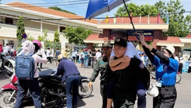 Gặp nạn trước ngày thi, thí sinh Bình Định được cảnh sát cơ động cõng đi thi
