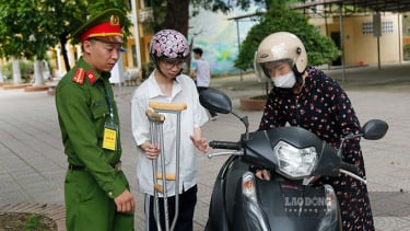 Thí sinh Điện Biên chống nạng vào phòng thi