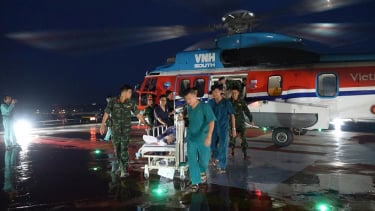 Ngư dân nguy kịch được vận chuyển đường không về đất liền phẫu thuật kịp thời