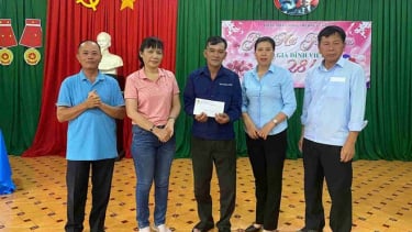 Nông trường cao su hỗ trợ công nhân lao động khó khăn nhân dịp Ngày Gia đình Việt Nam