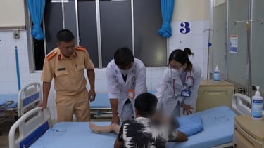 Thiếu tá CSGT kịp thời hỗ trợ đưa bé 4 tuổi co giật đi cấp cứu trong đêm
