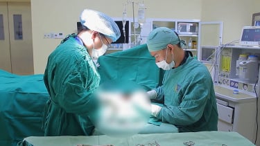 Bé trai 13 tuổi đập tay vào cửa kính, đứt hàng loạt mạch máu và dây thần kinh cổ tay