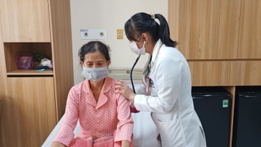 Phát hiện dị vật phế quản sau hơn một năm ho và đau ngực kéo dài