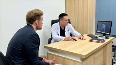 15 năm sống chung với “cực hình” đi tiểu, doanh nhân Mỹ tìm lại cuộc sống bình thường tại Việt Nam
