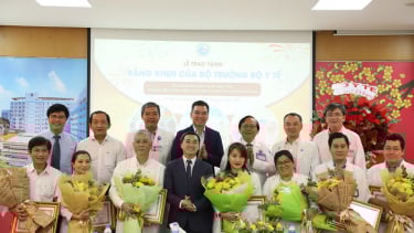 Bộ Y tế khen thưởng ê-kíp thực hiện ca thông tim xuyên bào thai cho sản phụ Singapore