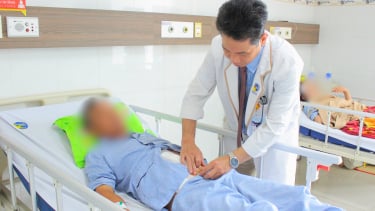 Thủng ruột vì nuốt phải vỏ thuốc nhựa sắc cạnh
