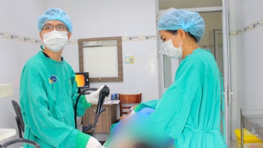 Bé trai 2 tuổi nuốt trọn ốc vít sắc nhọn, phải nội soi cấp cứu trong đêm