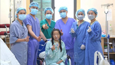 Trên 40 chuyên gia tham gia ca ghép đồng thời tim - phổi cho người bệnh suy đa tạng