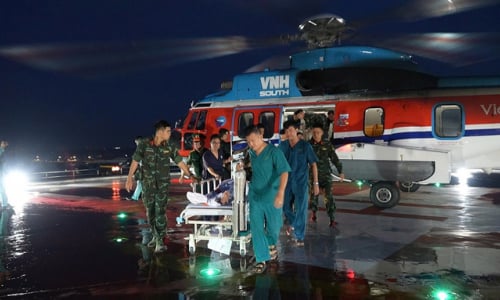 Ngư dân nguy kịch được vận chuyển đường không về đất liền phẫu thuật kịp thời