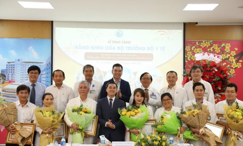 Bộ Y tế khen thưởng ê-kíp thực hiện ca thông tim xuyên bào thai cho sản phụ Singapore