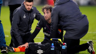 Cầu thủ Premier League liên tiếp đột quỵ, trận đấu hoãn vô thời hạn