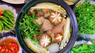 Lẩu gà nấu sao cho ngon? Thêm một thứ này nước lẩu ngọt ngon gấp bội phần
