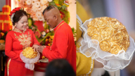 Đám cưới Bình Dương: Cô dâu lấy chồng hơn 21 tuổi, được tặng hoa cưới đúc từ 11 cây vàng