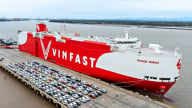Nối gót VinFast, một hãng ô tô Việt lần đầu xuất khẩu hàng nghìn xe điện ra quốc tế