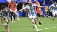 Messi kéo Argentina khỏi mép vực