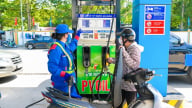 Giá xăng giảm tiếp, E10 về sát 20.000 đồng/lít