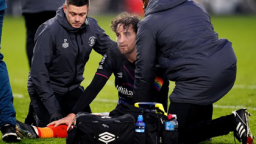 Cầu thủ Premier League liên tiếp đột quỵ, trận đấu hoãn vô thời hạn